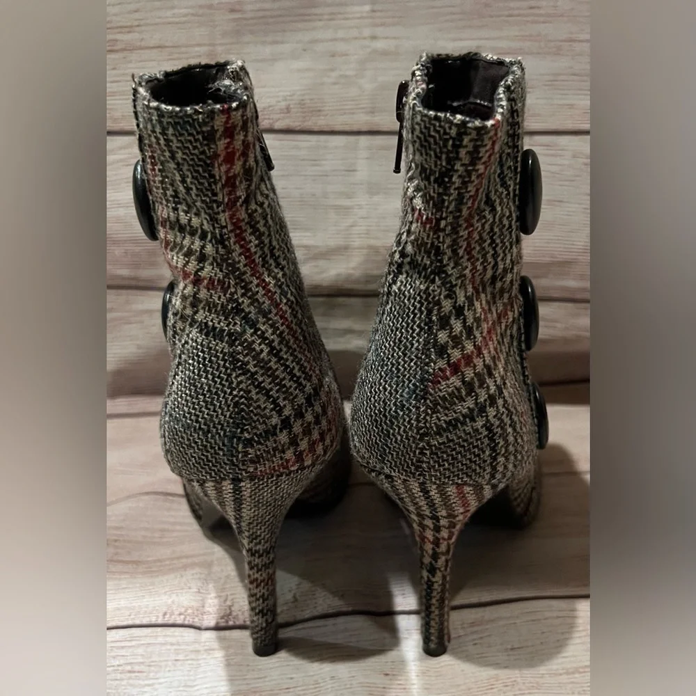 Diba Women's Multi-Color Plaid Ankle Booties Size 6. - Picture 5 of 9